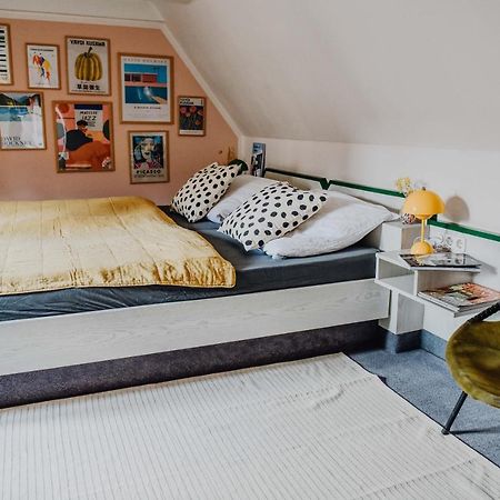 Sleepart Room For 3 첼레 외부 사진